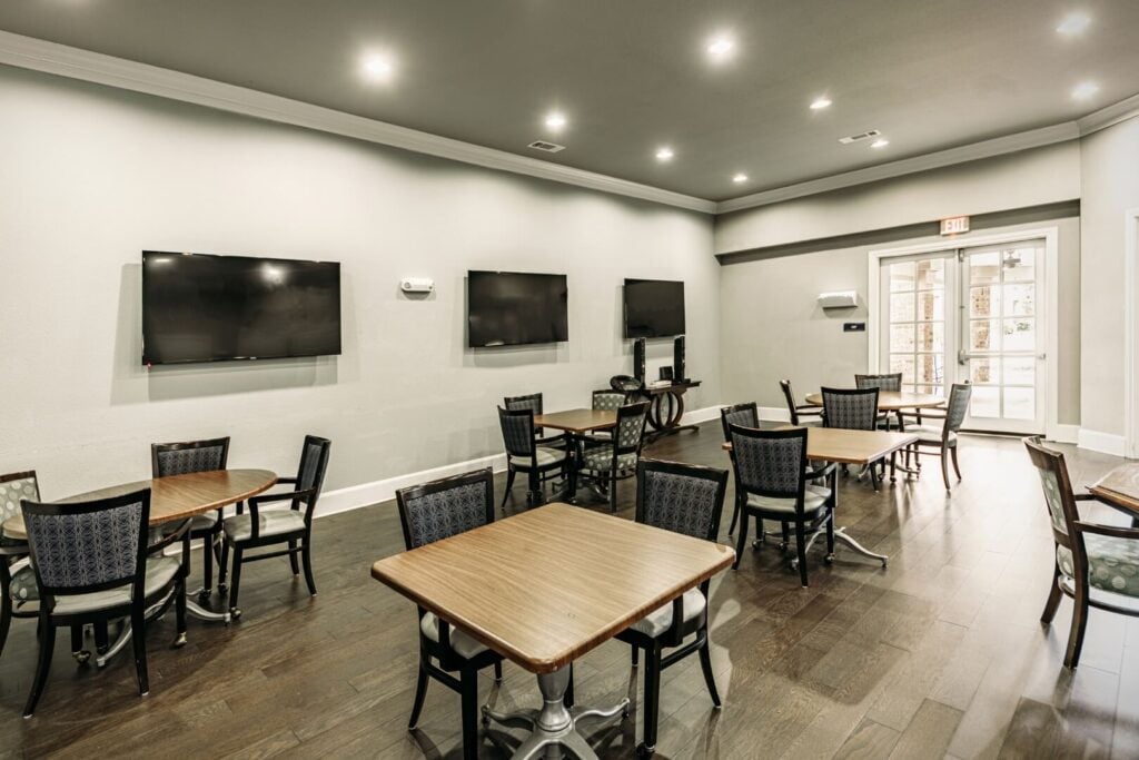 Relaxed Community Dining Room With Entertainment for Residents at a Memory Care Facility